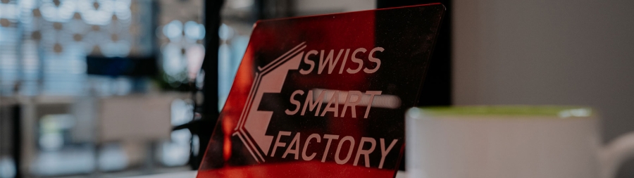 Swiss Smart Factory Logo with SE-mug in front