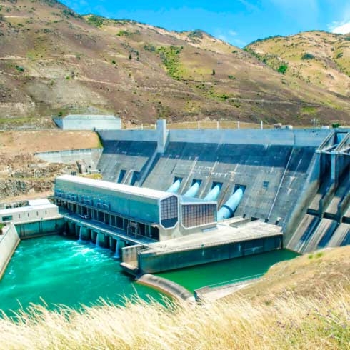 Staudamm mit Grünland und Hügeln, Wasserwirtschaft, Energieeffizienz.