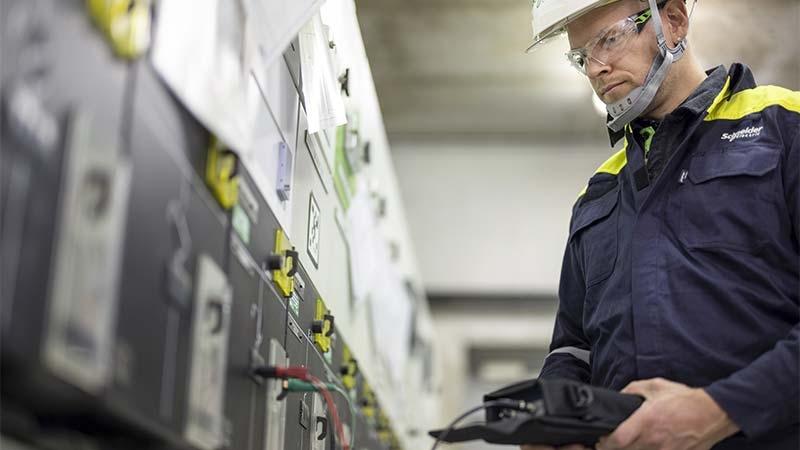 A person in a hard hat and hardhat