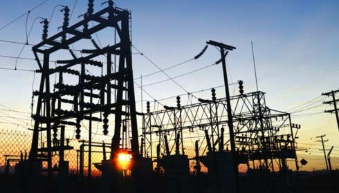 Onderstation elektriciteitsbedrijf bij zonsopkomst, elektriciteitsdistributie, elektriciteitsbedrijven.