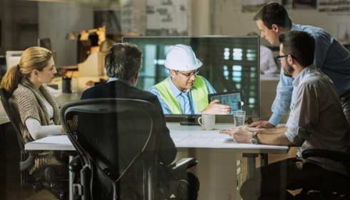 Architecten en projectmanager in een videoconferentie met een technicus