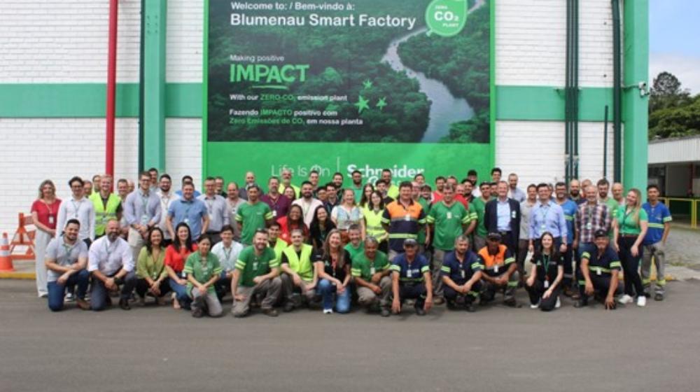 Schneider Electric zera emissões de carbono de sua fábrica em Blumenau adotando a eletricidade 4.0