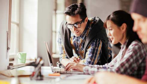 Gros plan sur des collègues qui travaillent ensemble