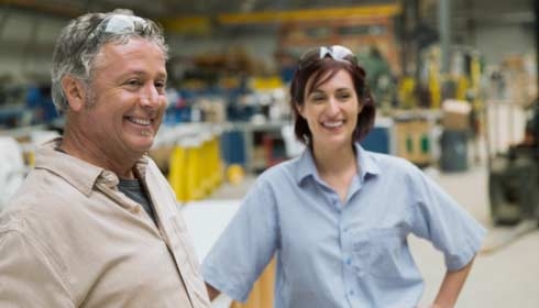 Ejecutivos comerciales trabajando en la oficina