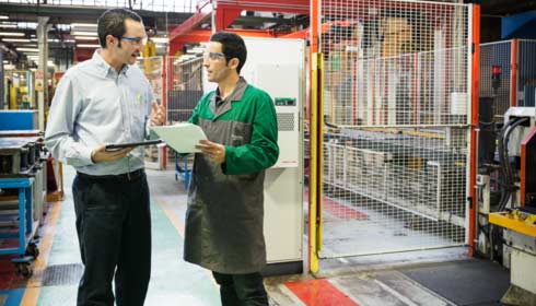 Técnicos de Schneider Electric analizan la producción industrial y la automatización