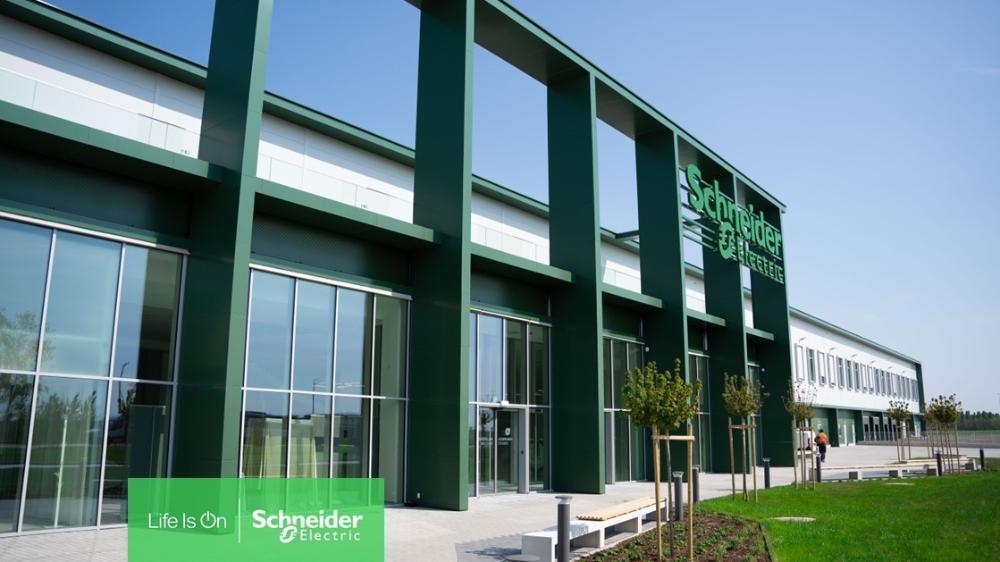 Schneider Electric reaguje na zvýšení poptávky po zakázkové výrobě a otevírá novou chytrou továrnu v Maďarsku