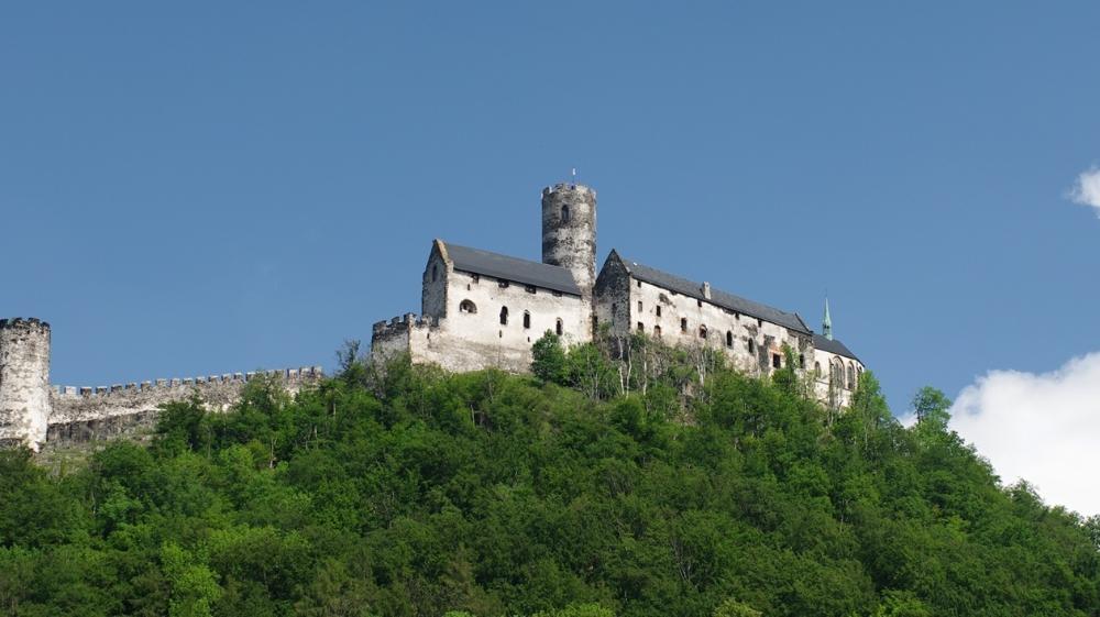 Novou lanovku na hrad Bezděz bezpečně řídí technologie Schneider Electric, člověka do přepravy nepustí