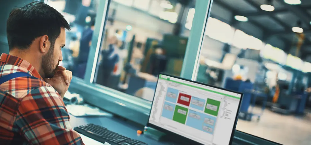 An expert utilises EcoStruxure Automation Expert that serves as a support for system integrators for industrial automation.