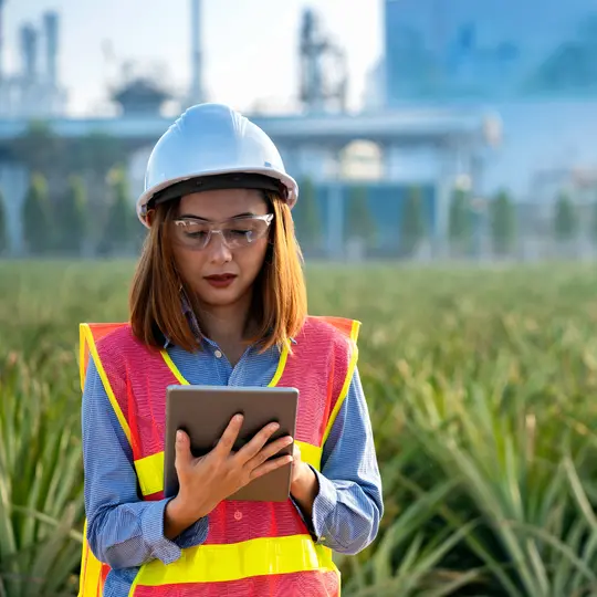 Engineer Woman 's the inspecting engineered inspect the quality control in the field