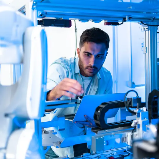 Een expert in machinebesturing die IIoT-oplossingen gebruikt om zijn werk te ondersteunen