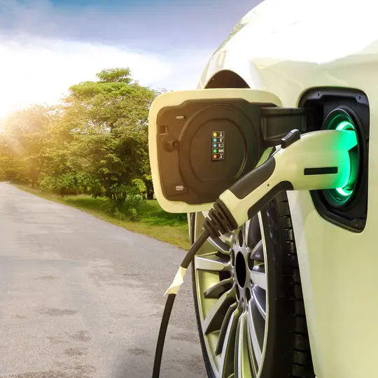 Recharge de voiture électrique ou de véhicule électrique dans la station