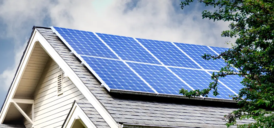 Paneles solares en el techo de la casa