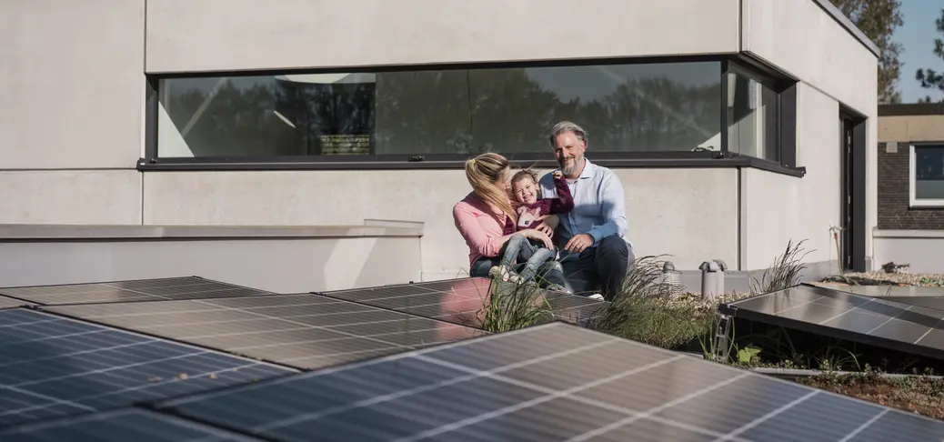 Un padre con una hija apunta a soluciones eléctricas de eficiencia energética en su hogar