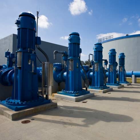 pumper ved vandbehandlingsanlæg