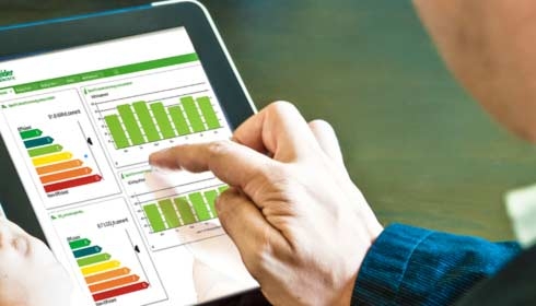 Forretningsmand ser på et diagram på sin tablet, big data-analyse, bæredygtighedsrapportering.