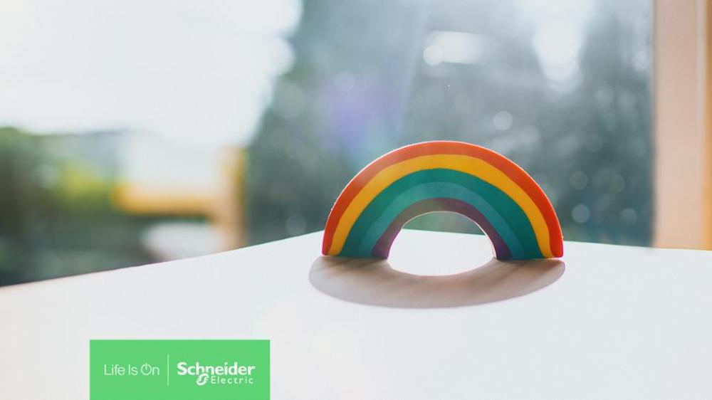 Schneider continúa trabajando en una inclusión global, siendo partícipe del Día Internacional contra la Homofobia, Transfobia y Bifobia