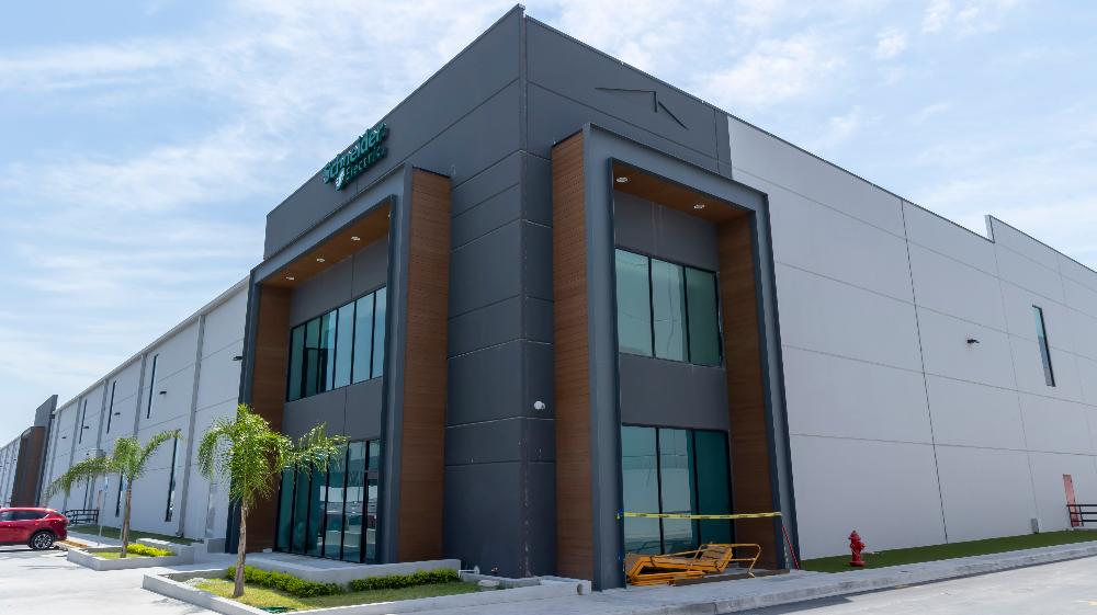 Schneider Electric celebra 25 años en Nuevo León con la apertura de su décima planta en el país, invirtiendo $29.4 millones de dólares