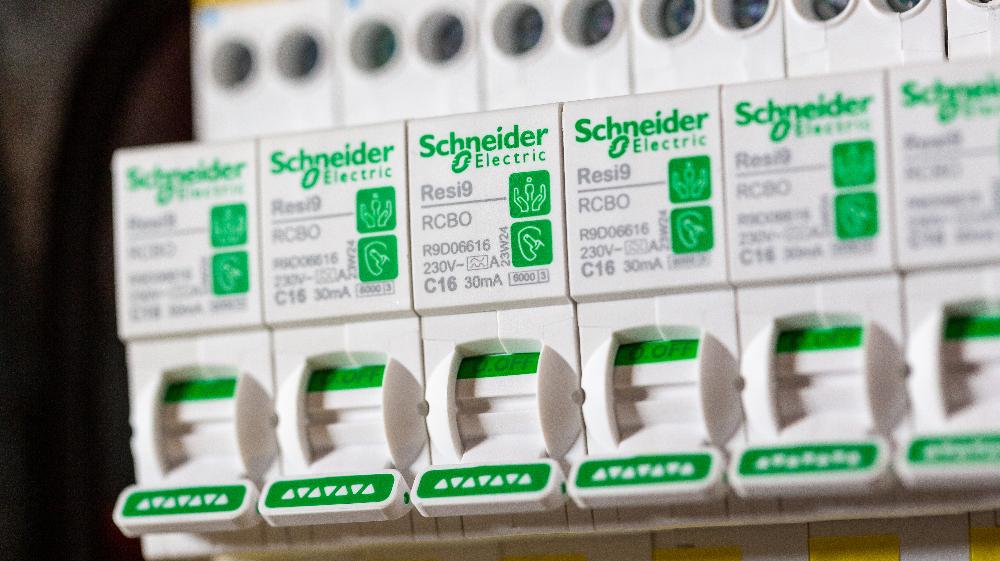 Schneider Electric Simplifies Switchboard Installations with Resi9 RCBO + MaxBar Solution