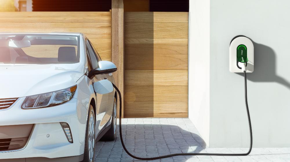 Schneider Electric lança Schneider Charge, um carregador doméstico para veículos elétricos que simplifica a instalação e a gestão da energia em casa