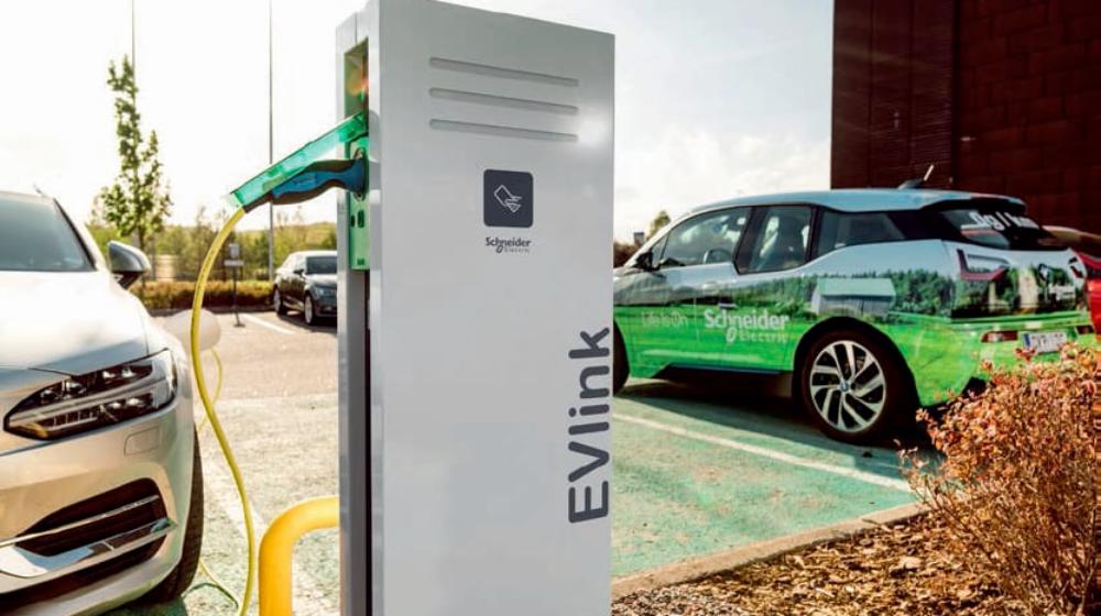 Schneider Electric ansluter sig till The Climate Groups EV100 – målet är 100% eldrivna tjänstebilar till 2030