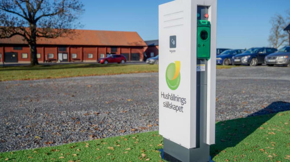 Med laddstationer från Schneider Electric förstärker Hushållningssällskapet på Brunnby Gård sin långsiktiga satsning på hållbarhet