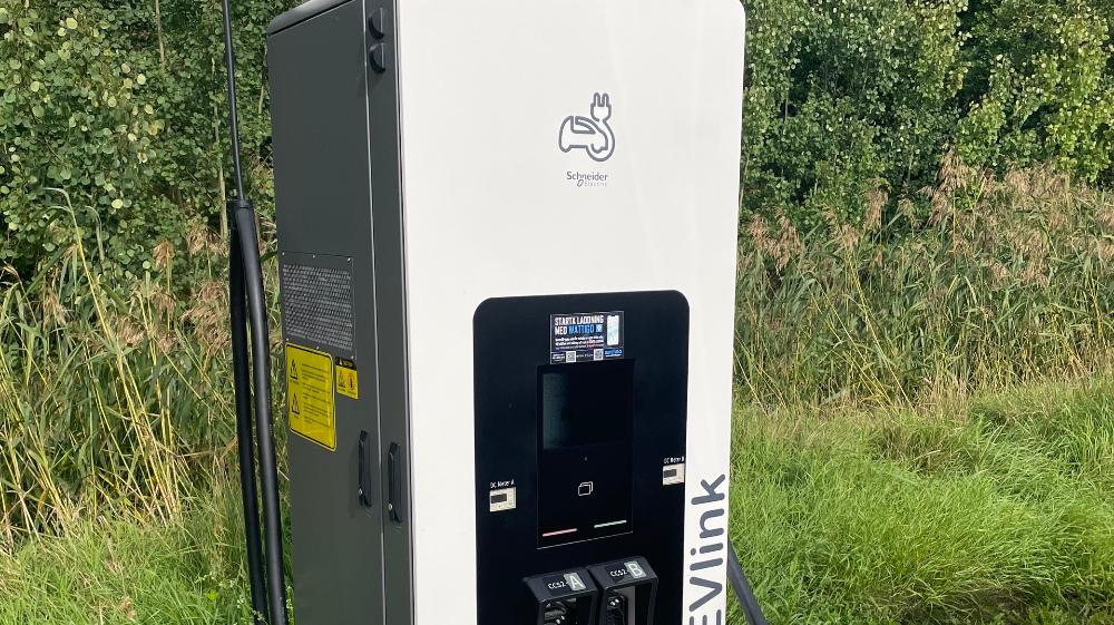 Värmdö kommun först ut att installera EVlink Pro DC – en ny elbilsladdare från Schneider Electric för kommersiellt bruk