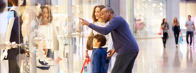 Family looking at display window image for HVC Buyers Guide to Edge Infrastructure Management