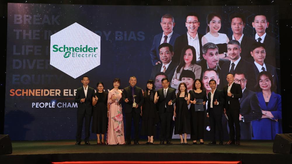 Schneider Electric Việt Nam nhận giải thưởng Lãnh đạo Xuất sắc 2023, giới thiệu mô hình Lãnh đạo Phát triển Con người trong thế giới số