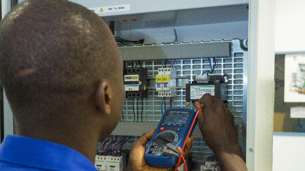 Schneider Electric et les Jésuites lancent deux programmes de formation aux métiers de l’électricité pour les populations défavorisées de Lubumbashi