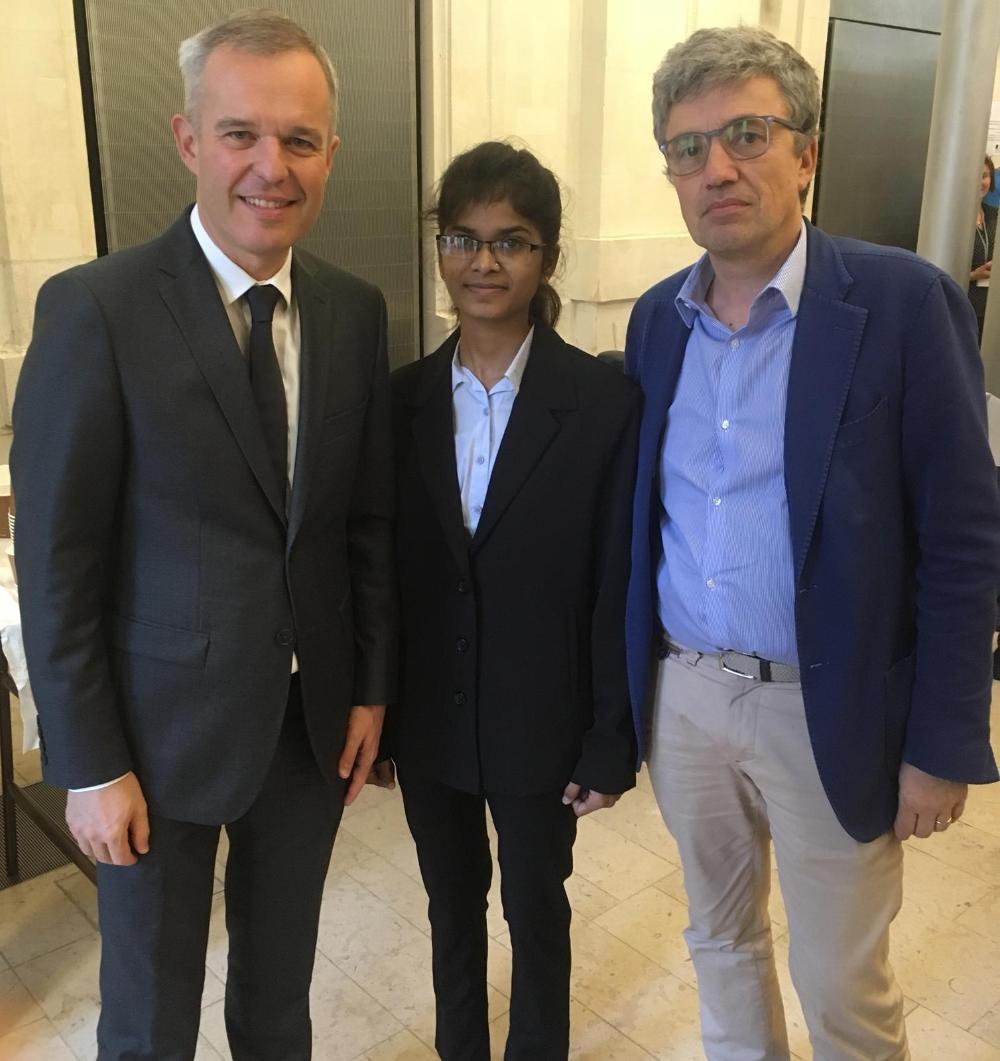 Sakshi, jeune indienne de 19 ans, entourée de François de Rugy et Gilles Vermot Desroches  (.jpg, Photo)