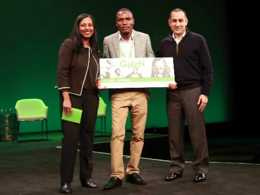 Go Green in the Citu 2018 : Zvirevo Chisadza et Tariro Cynthia Mutsindikwa, membres de l’équipe Latent Innovations de l'Université Panafricaine des Sciences de l'Eau et de l'Energie en Algérie (.jpg, Photo)