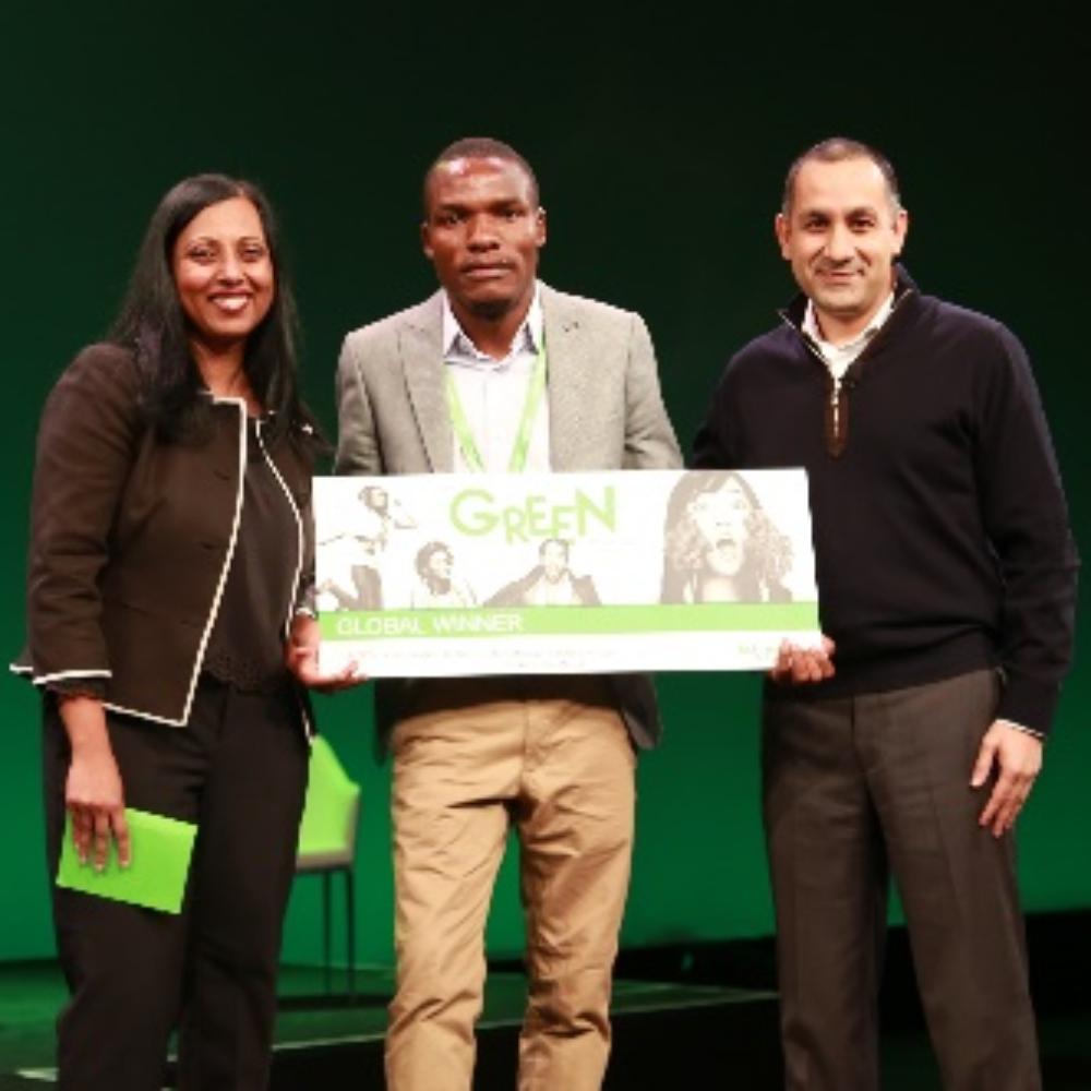 Go Green in the Citu 2018 : Zvirevo Chisadza et Tariro Cynthia Mutsindikwa, membres de l’équipe Latent Innovations de l'Université Panafricaine des Sciences de l'Eau et de l'Energie en Algérie (.jpg, Photo)