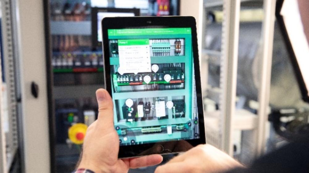Schneider Electric dévoile le futur de l’industrie sur tablette grâce à son système de réalité augmentée : EcoStruxure™ Augmented Operator Advisor