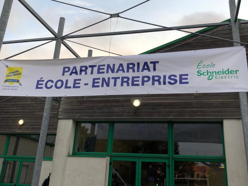 Beaupréau-en-Mauges : Partenariat Ecole (Ensemble Dom Sortais) - Entreprise (Schneider Electric) (.jpg, Image)