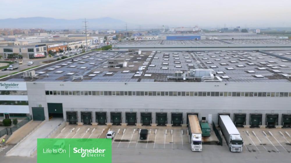 Schneider Electric accroît la capacité de production de sa plus vaste usine européenne de centres de données préfabriqués